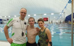 Paralympic-Schwimmer Mirco Beset und Justine Sensmeyer mit Betreuer Axel Nacke